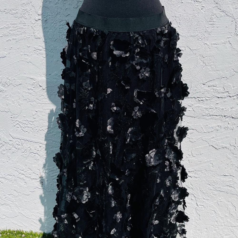 ANTHROPOLOGIE NWT hand sewn flowers on Black Maxi  (L)  gorgeous skirt